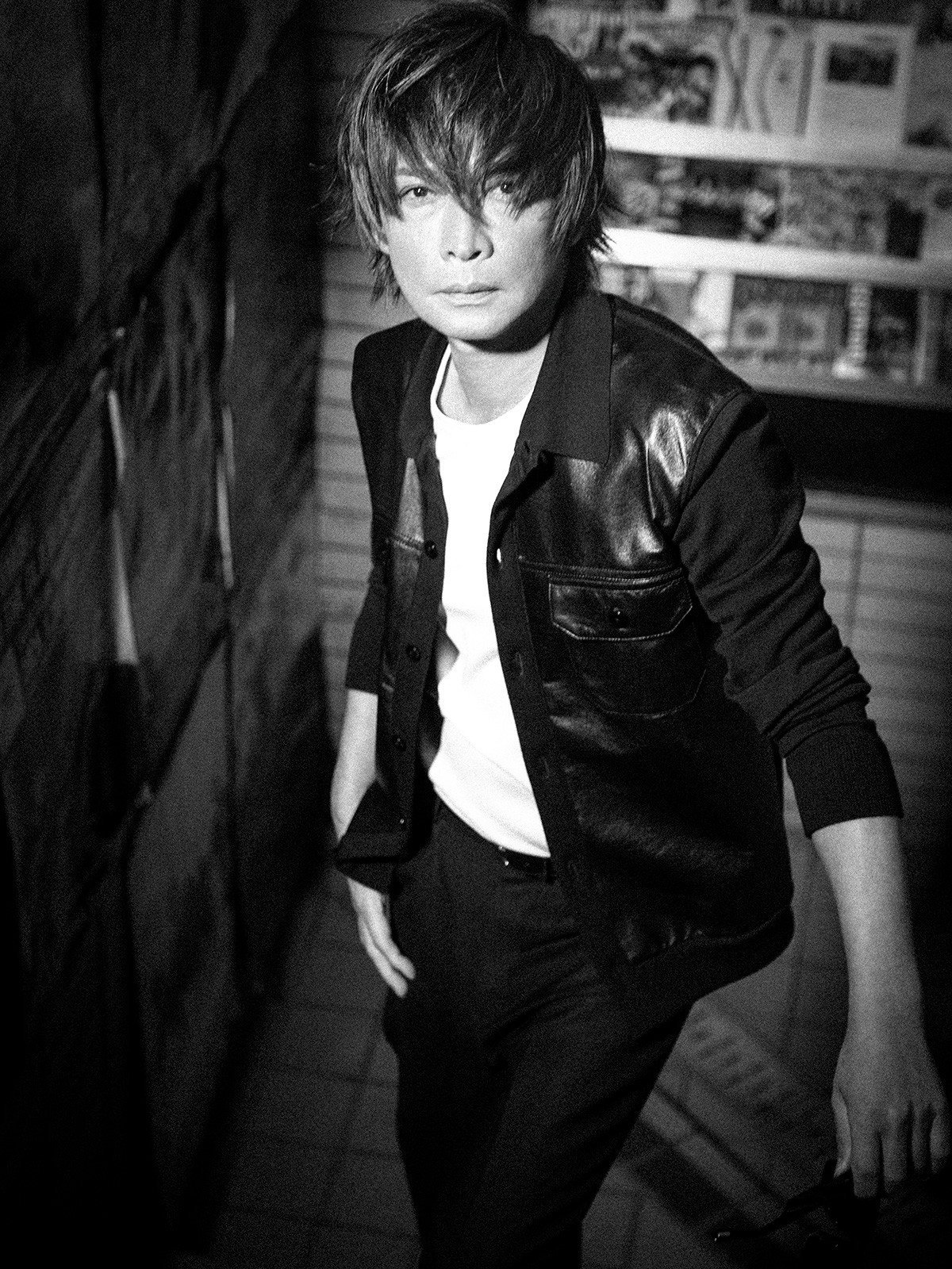 INORAN(イノラン) ジャケット66万円、Tシャツ1万8700円、パンツ26万8400円、ベルト参考商品/すべてトム フォード、サングラス6万9300円/トム フォード アイウエア(すべてトム フォード ジャパン)