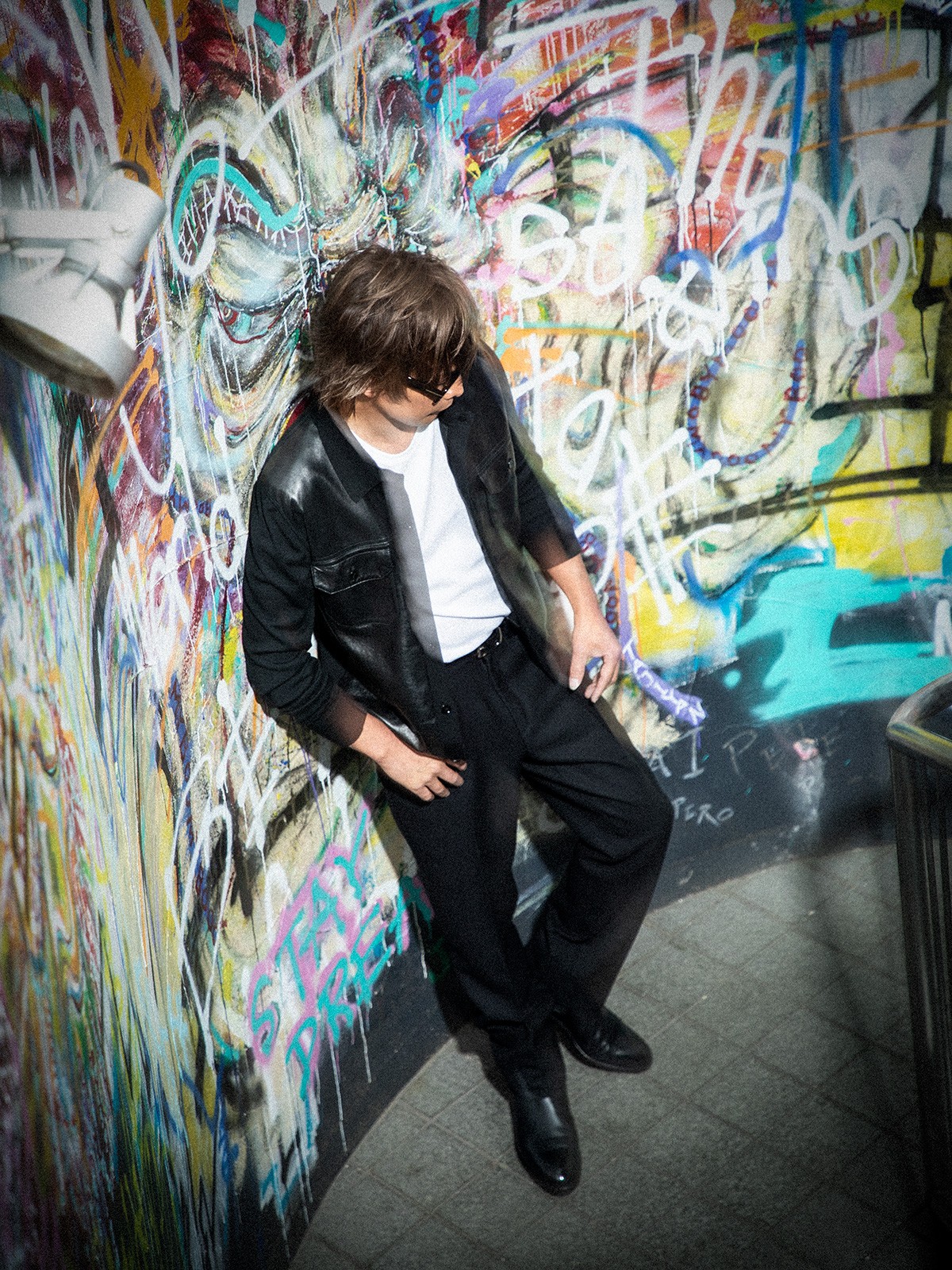 INORAN(イノラン) ジャケット66万円、Tシャツ1万8700円、パンツ26万8400円、ベルト参考商品/すべてトム フォード、サングラス6万9300円/トム フォード アイウエア(すべてトム フォード ジャパン)