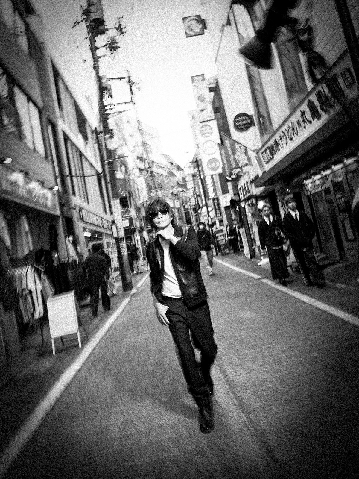 INORAN(イノラン) ジャケット66万円、Tシャツ1万8700円、パンツ26万8400円、ベルト参考商品/すべてトム フォード、サングラス6万9300円/トム フォード アイウエア(すべてトム フォード ジャパン)