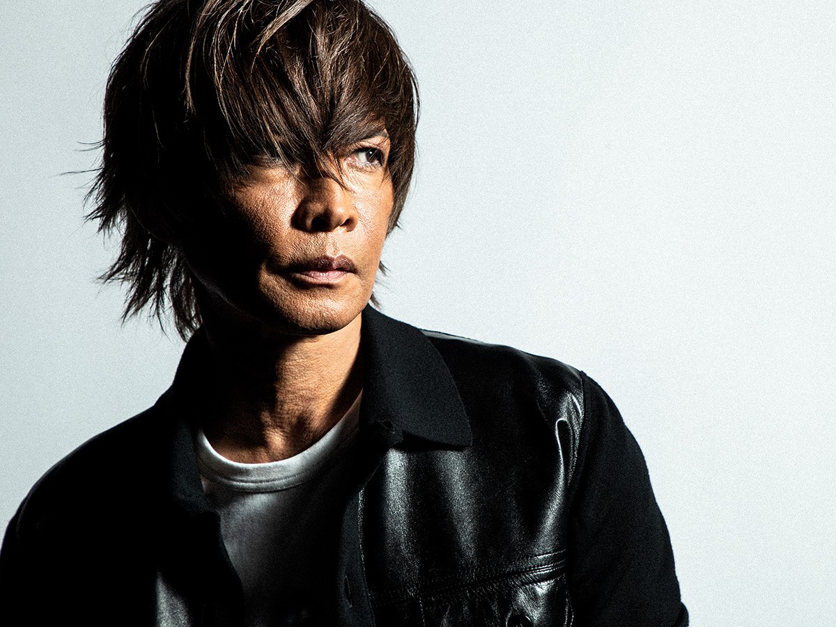 INORAN(イノラン) ジャケット66万円、Tシャツ1万8700円、パンツ26万8400円、ベルト参考商品/すべてトム フォード、サングラス6万9300円/トム フォード アイウエア(すべてトム フォード ジャパン)