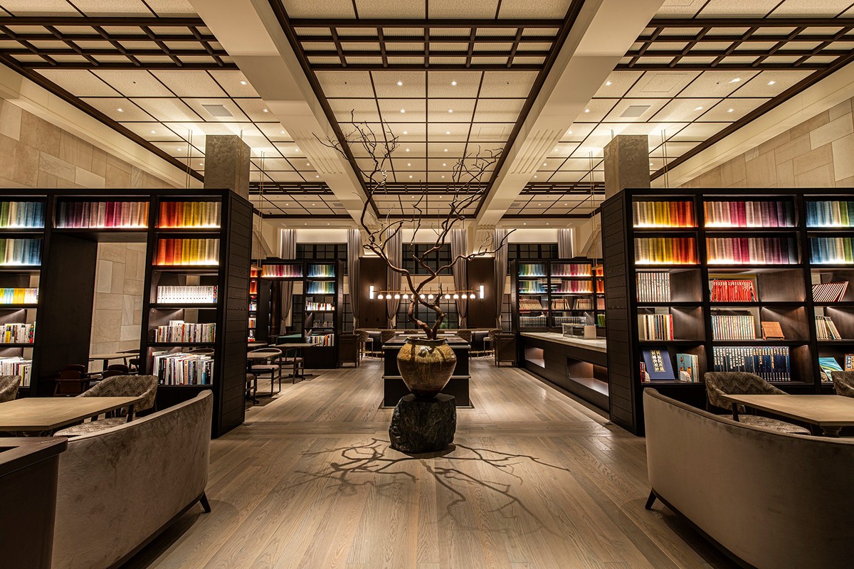 ザ・ホテル青龍京都清水 restaurant library the hotel seiryu  京都にまつわる本を中心に選書された書籍は1100冊にもなるとのこと。宿泊の場合、気になった書籍は客室へ持ち込んでもOKだそう。