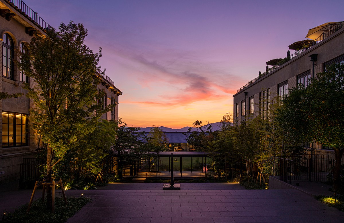 ザ・ホテル青龍京都清水 restaurant library the hotel seiryu 天気の良い日はテラス席で夕景を眺めながらロマンティックなひとときを過ごして。