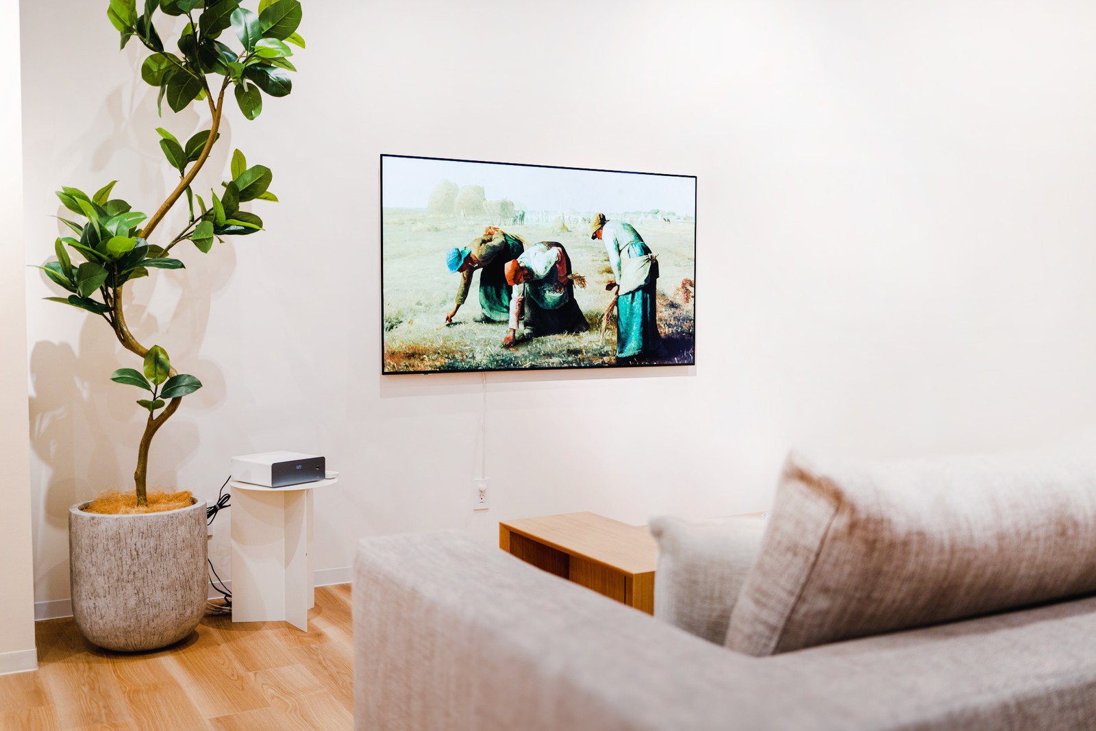 「ウォールフィットテレビ LW2」。オープン価格/パナソニック