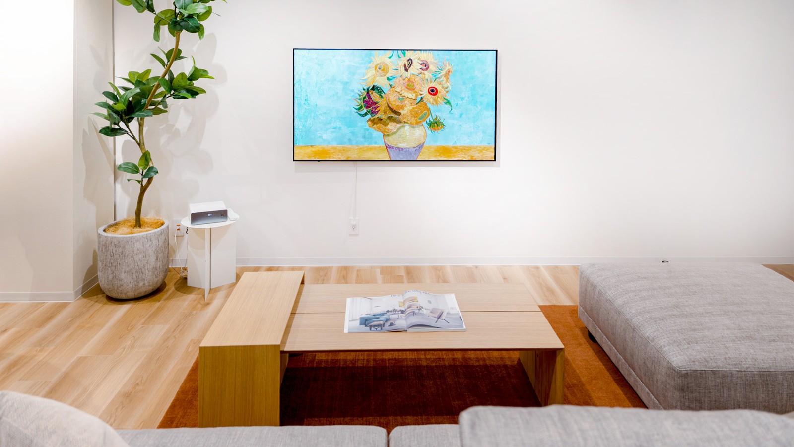 「ウォールフィットテレビ LW2」。オープン価格/パナソニック