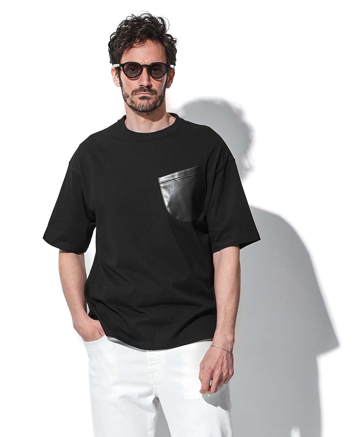 Tシャツ1万6500円／ウィス・キー、パンツ3万5200円／ロイロジャース、サングラス2万7500円／アイヴォル、ブレスレット19万9650円／ジェントルマン（すべて買えるLEON）