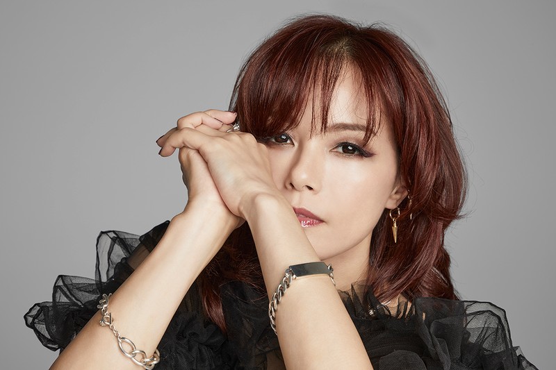 1995年にシングル「夢見る少女じゃいられない」でデビューし、ミリオンヒットを記録。その後も「恋心」や「BREAK OUT！」など、数々のヒット曲を世に送り出し、'90年代の女性ロックシーンを代表する存在となる。