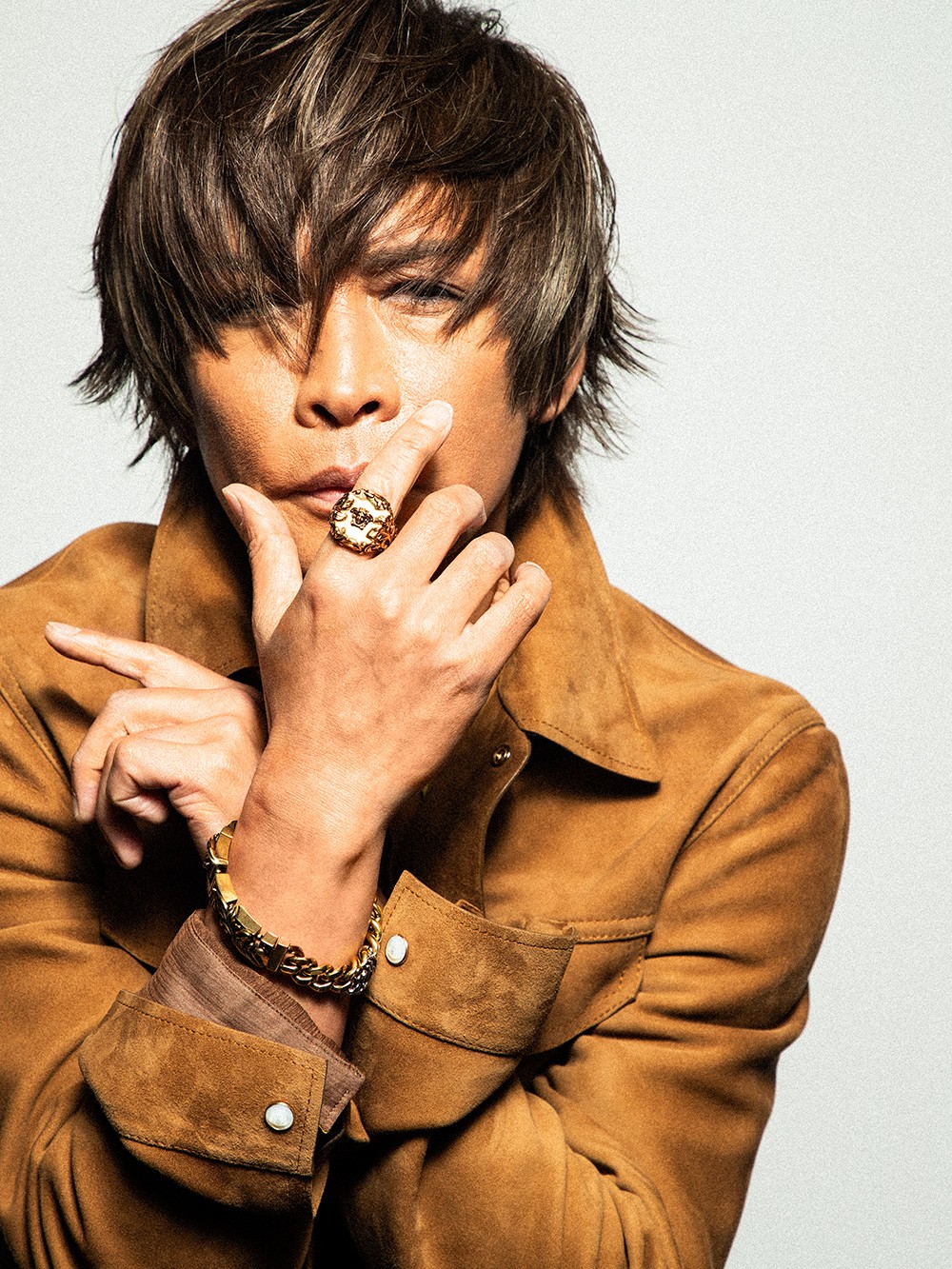 INORAN(ミュージシャン) シャツ27万2800円、ジャケット58万800円、リング6万9300円、ブレスレット15万8400円/すべてヴェルサーチェ(ヴェルサーチェ ジャパン)