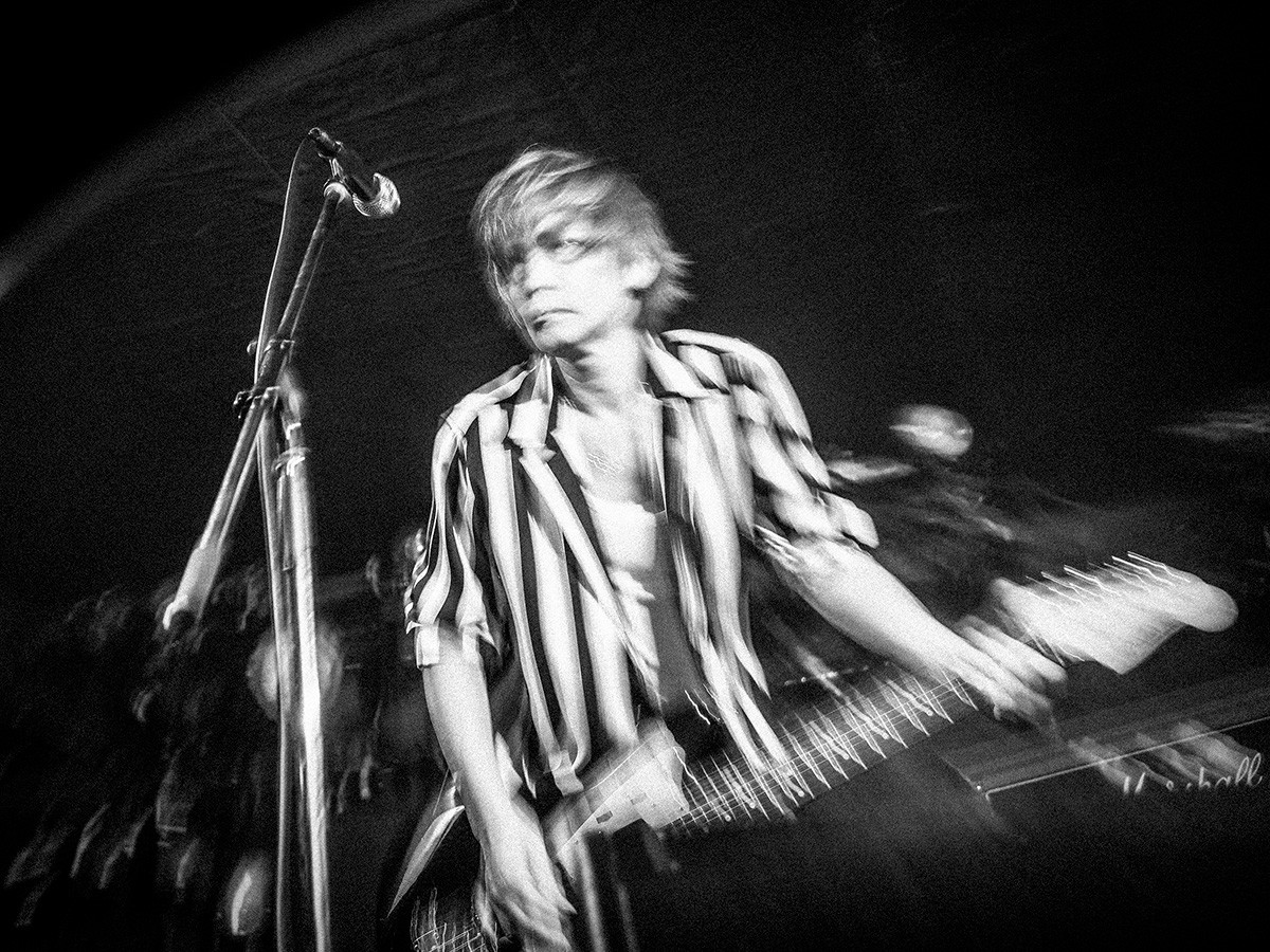 INORAN(ミュージシャン) シャツ29万7000円、タンクトップ6万2700円、パンツ12万5400円/すべてドルチェ&ガッバーナ(ドルチェ&ガッバーナ ジャパン)