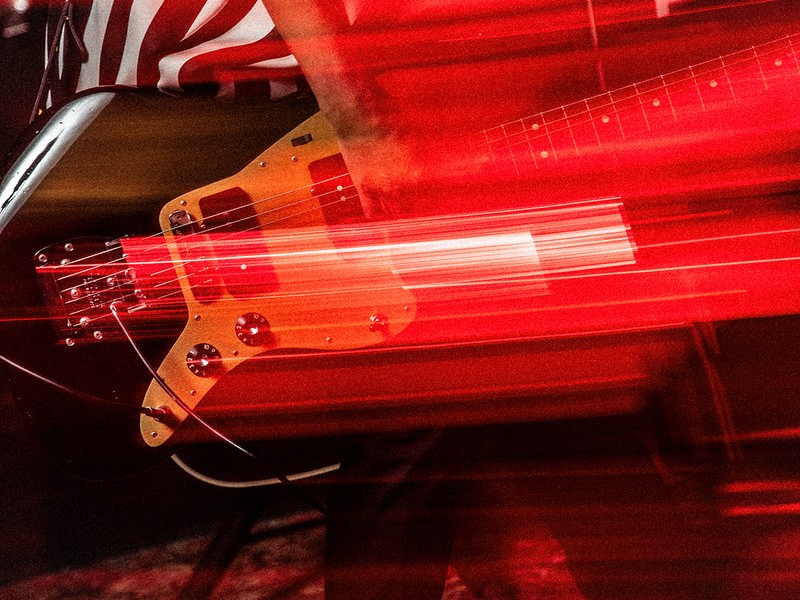 INORAN（ミュージシャン）　シャツ29万7000円、タンクトップ6万2700円、パンツ12万5400円／すべてドルチェ&ガッバーナ（ドルチェ&ガッバーナ ジャパン）