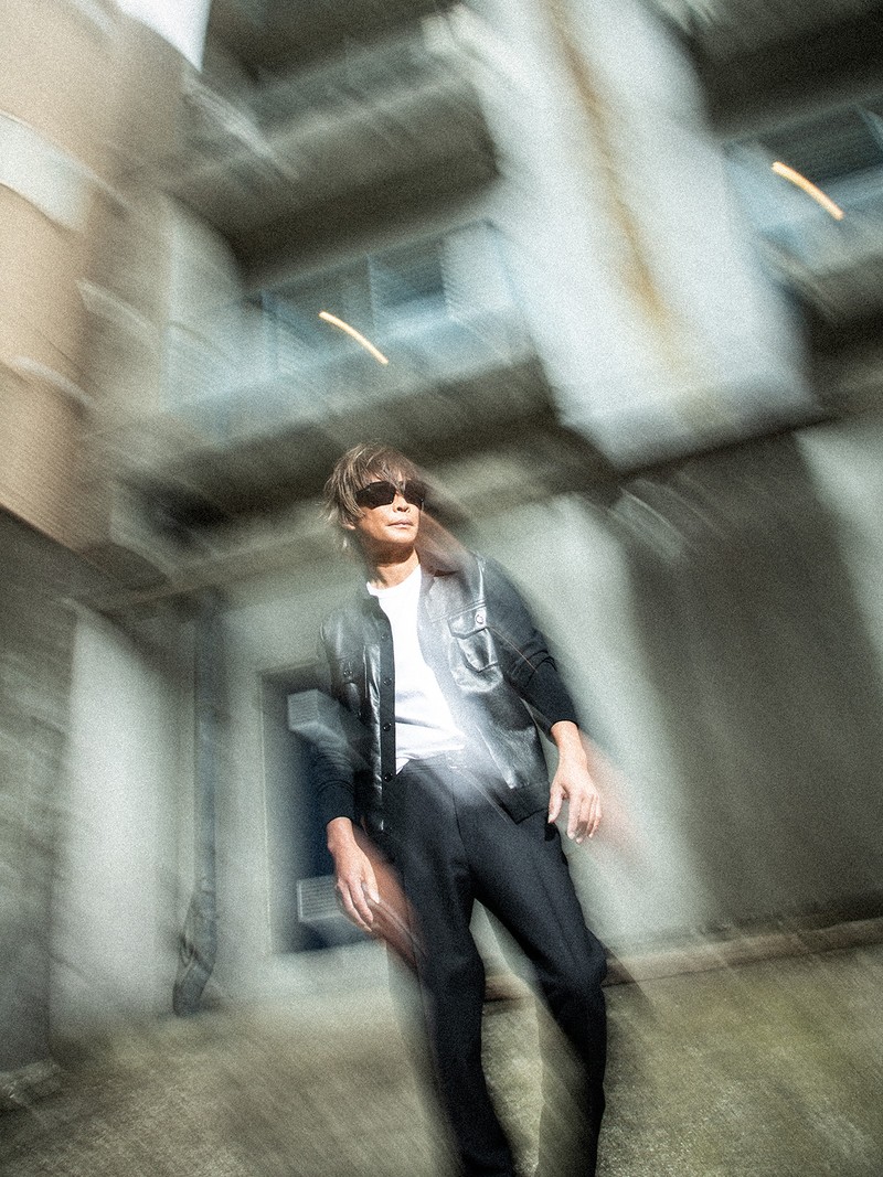 INORAN（ミュージシャン）　 ジャケット66万円、Tシャツ1万8700円、パンツ26万8400円、ベルト参考商品／すべてトム フォード、サングラス6万9300円／トム フォード アイウエア（すべてトム フォード ジャパン）