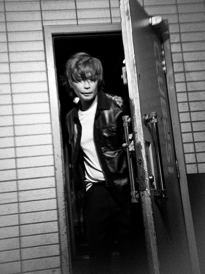 INORAN（ミュージシャン）　ジャケット66万円、Tシャツ1万8700円、パンツ26万8400円、ベルト参考商品／すべてトム フォード