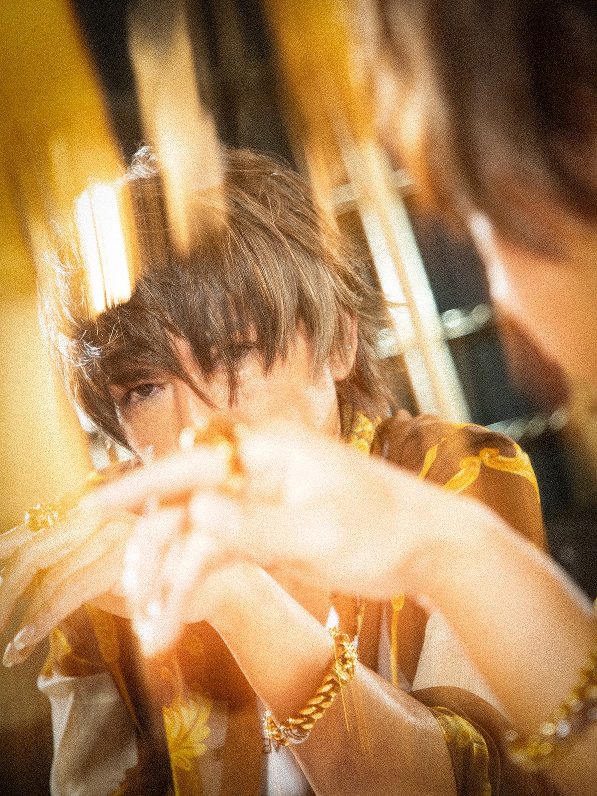 INORAN(ミュージシャン) シャツ27万2800円、タンクトップ3万800円/ともにヴェルサーチェ(ヴェルサーチェ ジャパン)