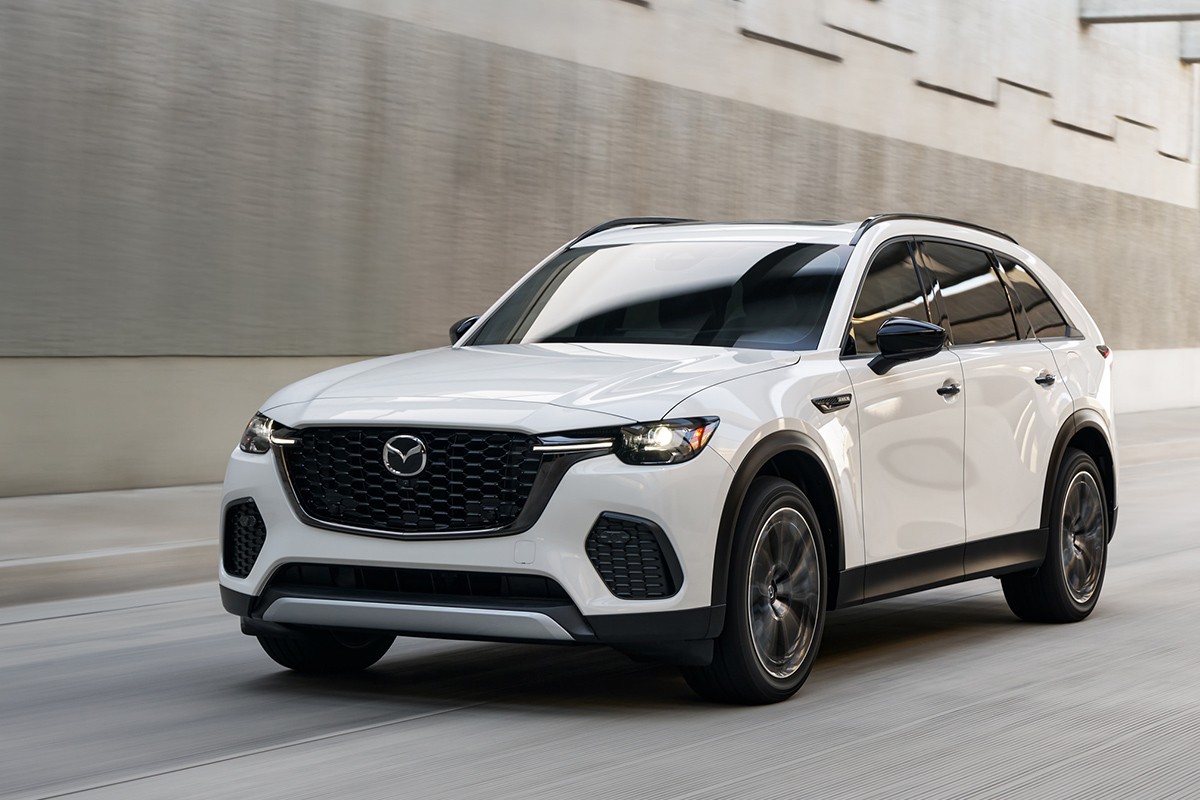 海外仕様の2列シートのミッドサイズSUV、CX-70。CX-60よりも大きくワイドなボディで迫力のあるスタイリングに。