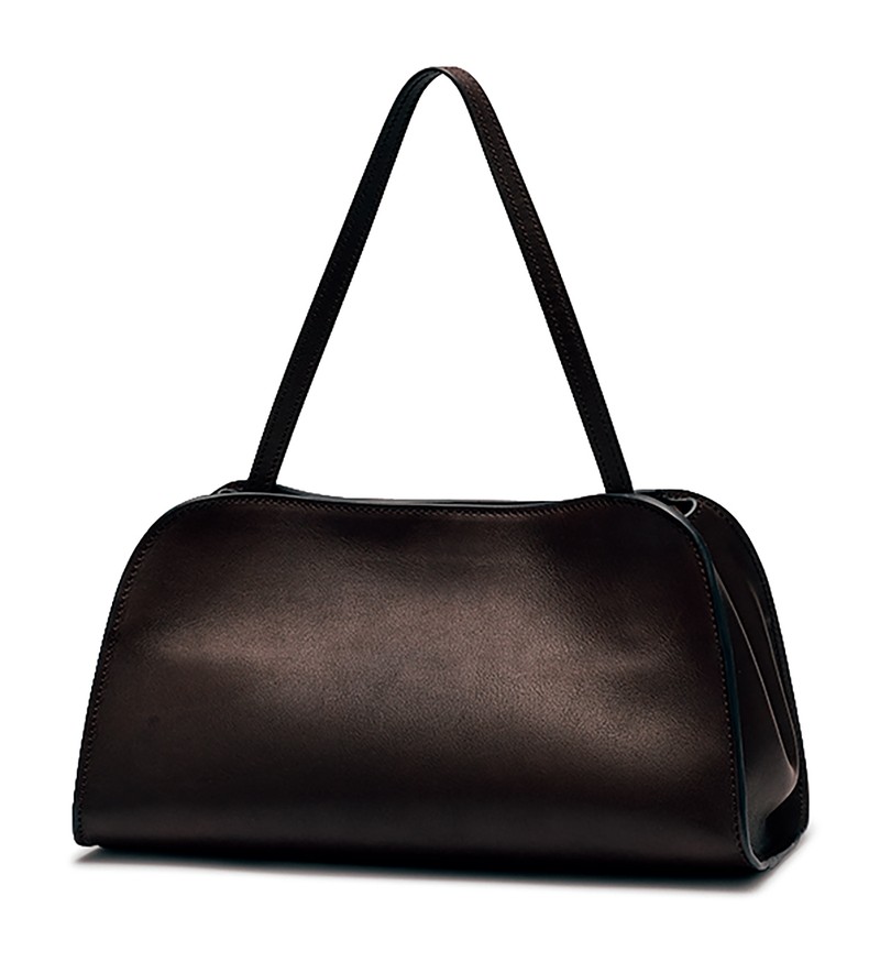 バッグ［W28×H15×D11㎝］49万3900円／ザ・ロウ（ザ・ロウ・ジャパン）