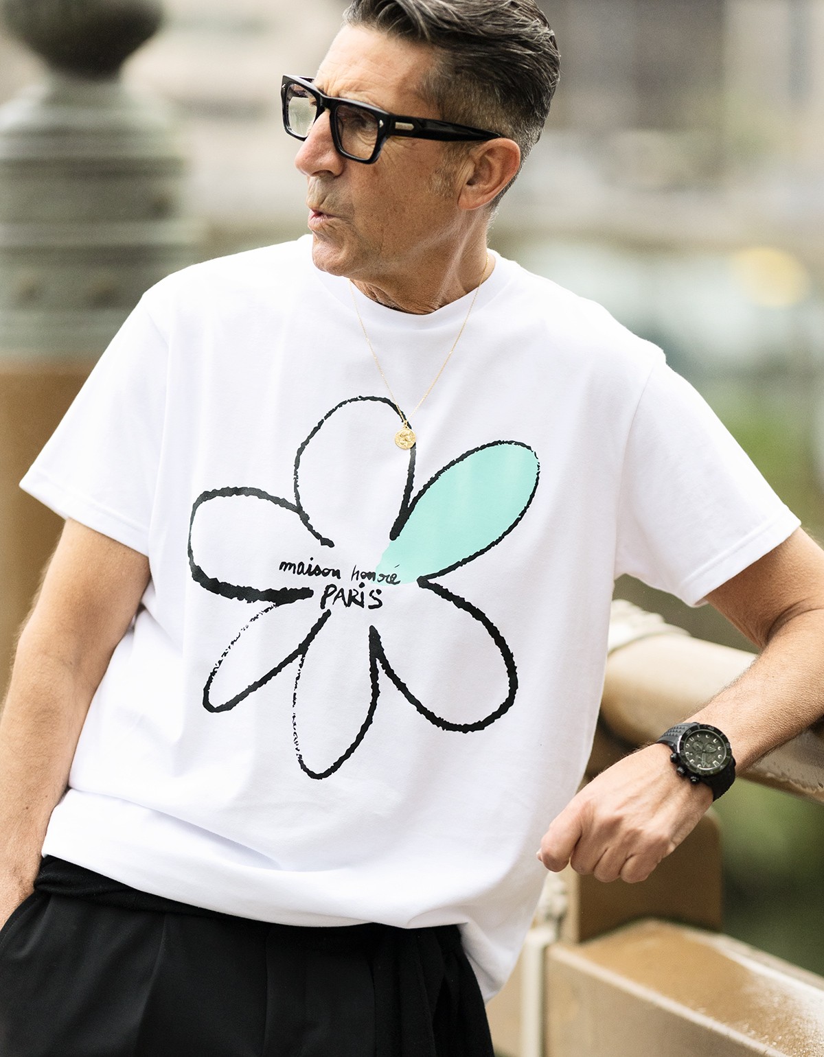 Tシャツ1万7600円／メゾンオノレ パリ、パンツ3万9600円、ニット3万8500円／ともにエムバイ、メガネ4万6200円／ロッツァ、ネックレス52万8000円／レアール、時計29万7000円／エドックス（すべて買えるLEON）