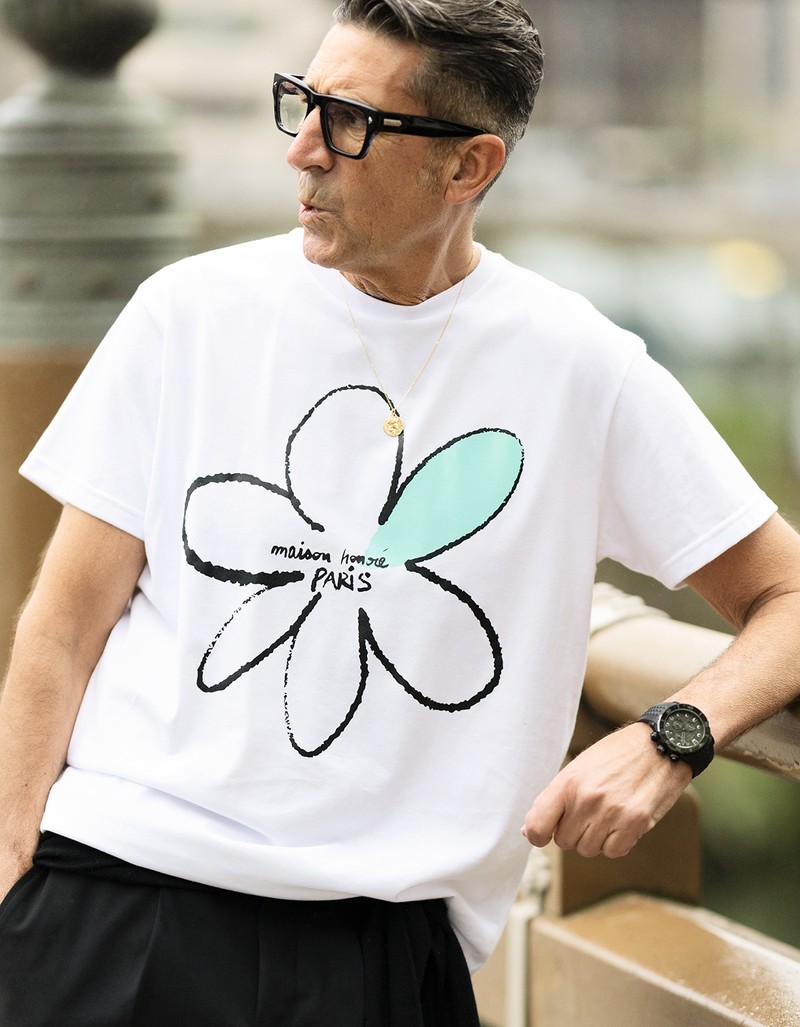 Tシャツ1万7600円／メゾンオノレ パリ、パンツ3万9600円、ニット3万8500円／ともにエムバイ、メガネ4万6200円／ロッツァ、ネックレス52万8000円／レアール、時計29万7000円／エドックス（すべて買えるLEON）