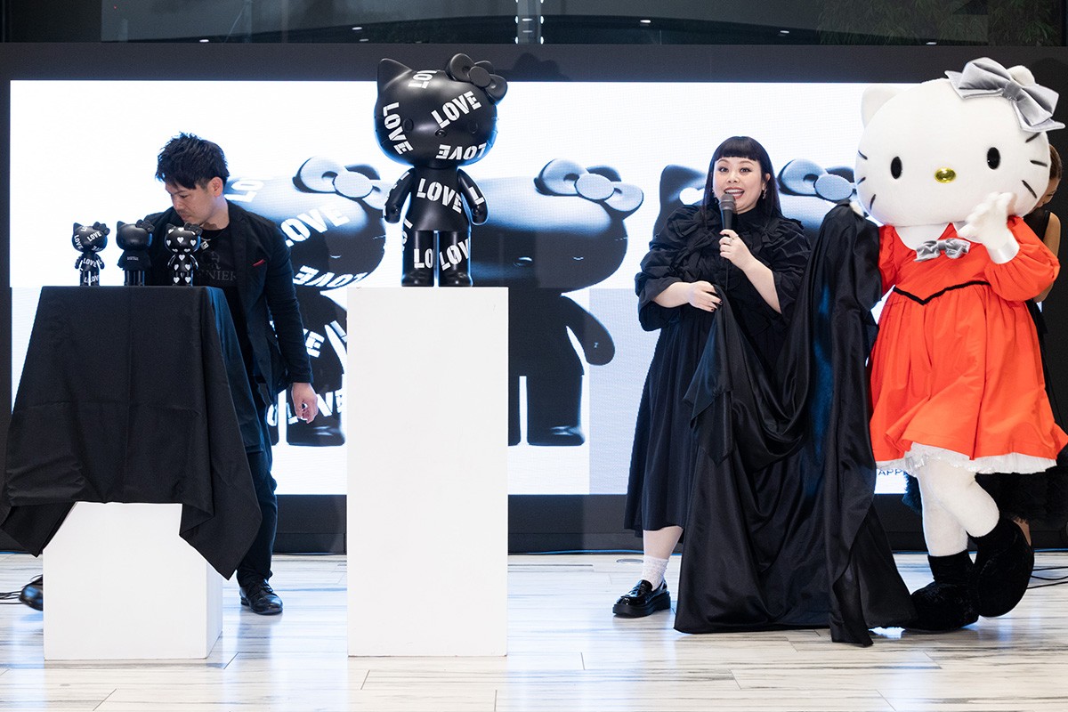 HELLO KITTY "BLACK SERIES" バーニーズニューヨーク六本木店 渡辺直美