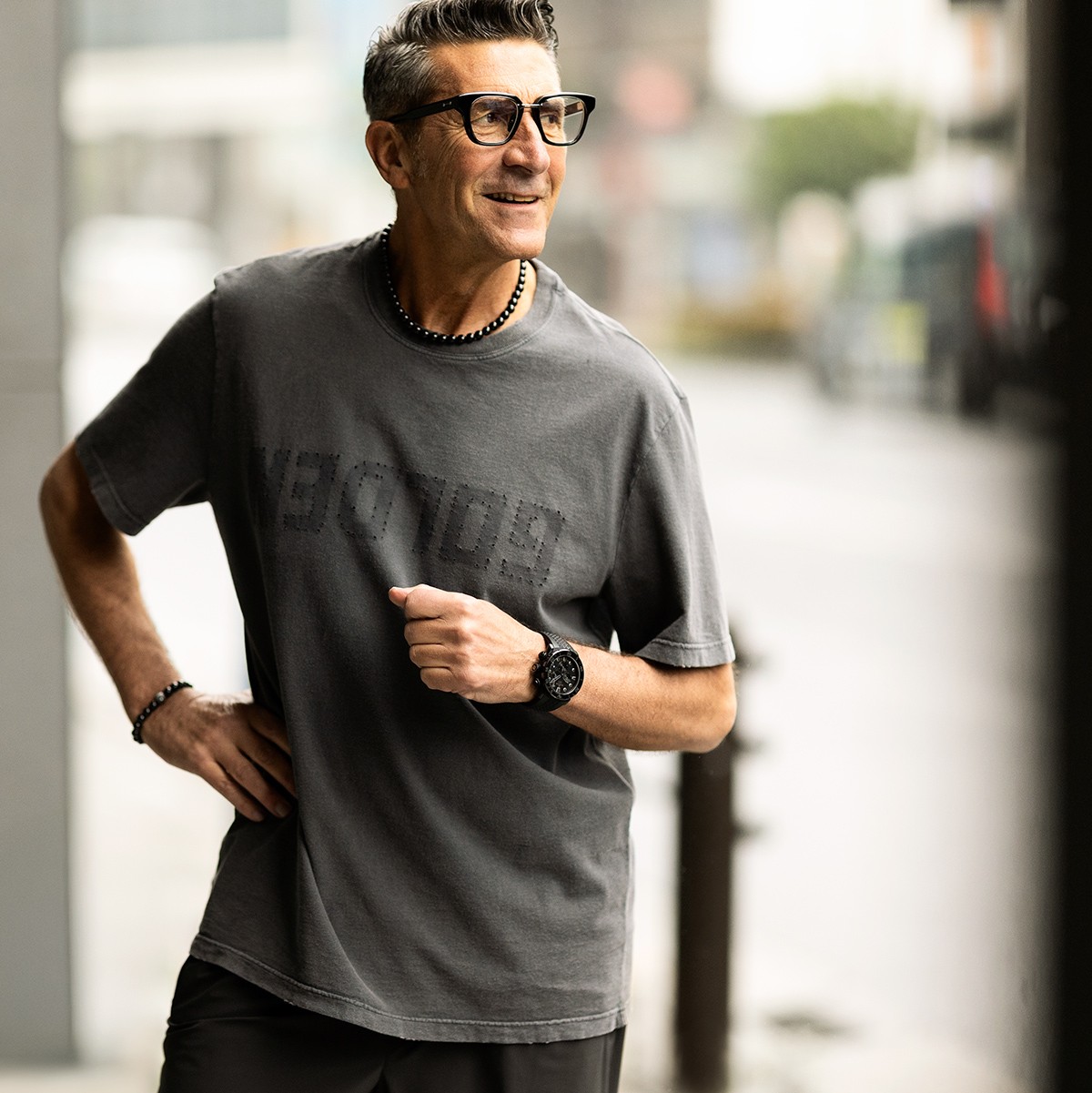 Tシャツ3万4100円、スニーカー8万3600円／ともにゴールデングース、パンツ3万1900円／ランバン コレクション、メガネ14万800円／アコニ、ネックレス1100万円、ブレスレット418万円／ともにレアール、時計29万7000円／エドックス（すべて買えるLEON）