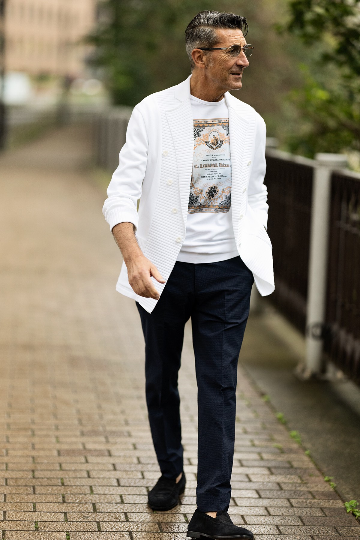 パンツ3万800円／ザ・チノ リヴァイブド、ジャケット16万5000円／タエ アシダ、Tシャツ3万4100円／シャパル、サングラス20万9000円／ローデンストック、シューズ7万1500円／ヴェラスカ（すべて買えるLEON）