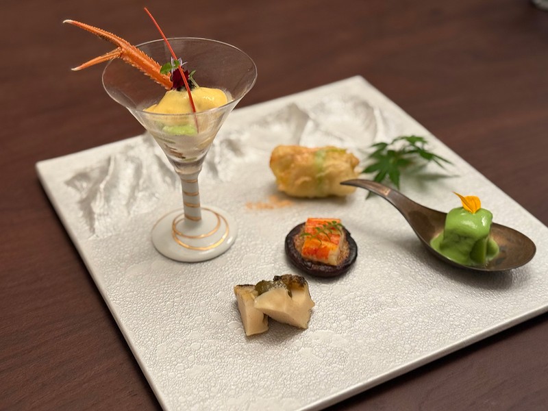 「富士青藍」 器は有田焼や九谷焼など華やかな一級品が揃う。