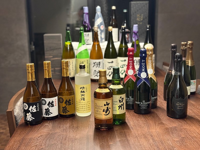 「富士青藍」 シャンパーニュ、ブルゴーニュワイン、「十四代」などの日本酒から地酒まで種類豊富にラインナップ。