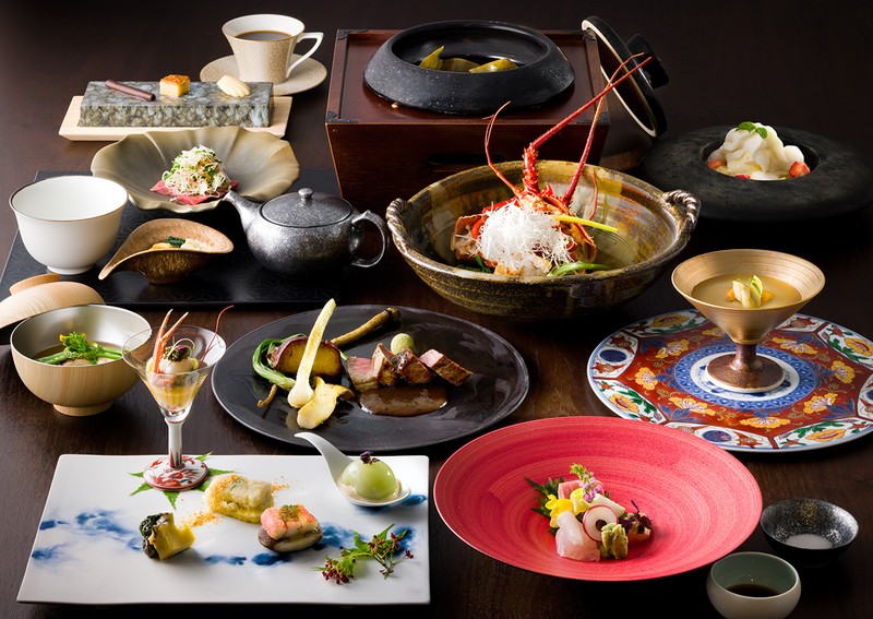 「富士青藍」 旬の食材を取り入れたおまかせコース8品。