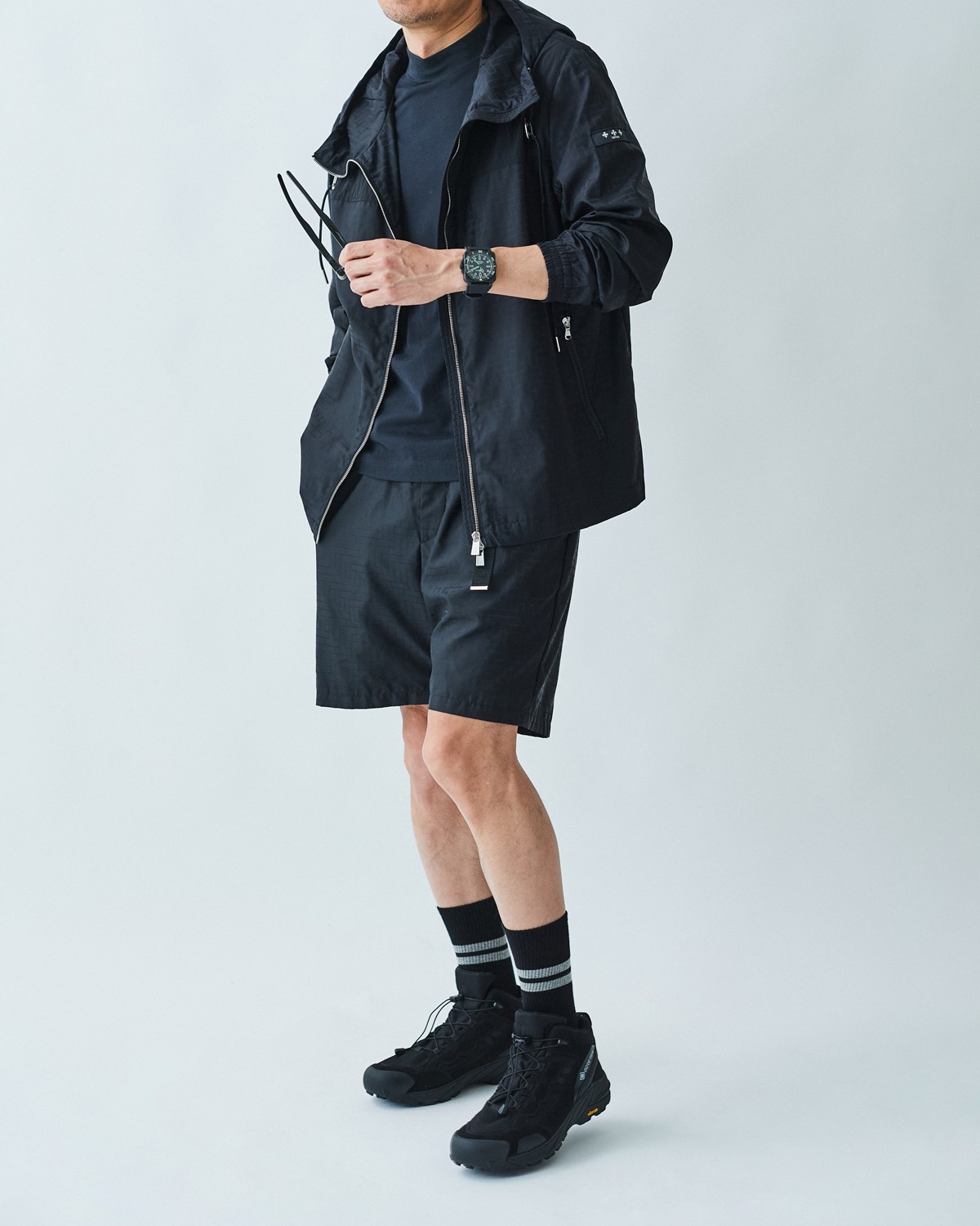 時計(上と同じ)82万5000円/ベル&ロス(ベル&ロス 銀座ブティック)、ブルゾン10万4500円、ショーツ5万5000円/ともにタトラス(タトラス 銀座店)、カットソー1万5400円/スリードッツ(スリードッツ表参道店)、サングラス2万2000円/アイヴォル(アイヴォル トウキョウ ストア)、ソックス4070円/パンセレラ(真下商事)、シューズ3万5200円/ディーベック(グローブライド)