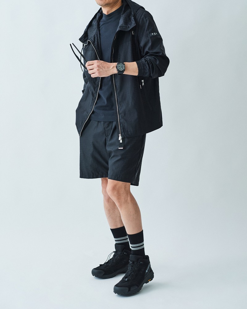 時計(上と同じ)82万5000円/ベル&ロス(ベル&ロス 銀座ブティック)、ブルゾン10万4500円、ショーツ5万5000円/ともにタトラス(タトラス 銀座店)、カットソー1万5400円/スリードッツ(スリードッツ表参道店)、サングラス2万2000円/アイヴォル(アイヴォル トウキョウ ストア)、ソックス4070円/パンセレラ(真下商事)、シューズ3万5200円/ディーベック(グローブライド)