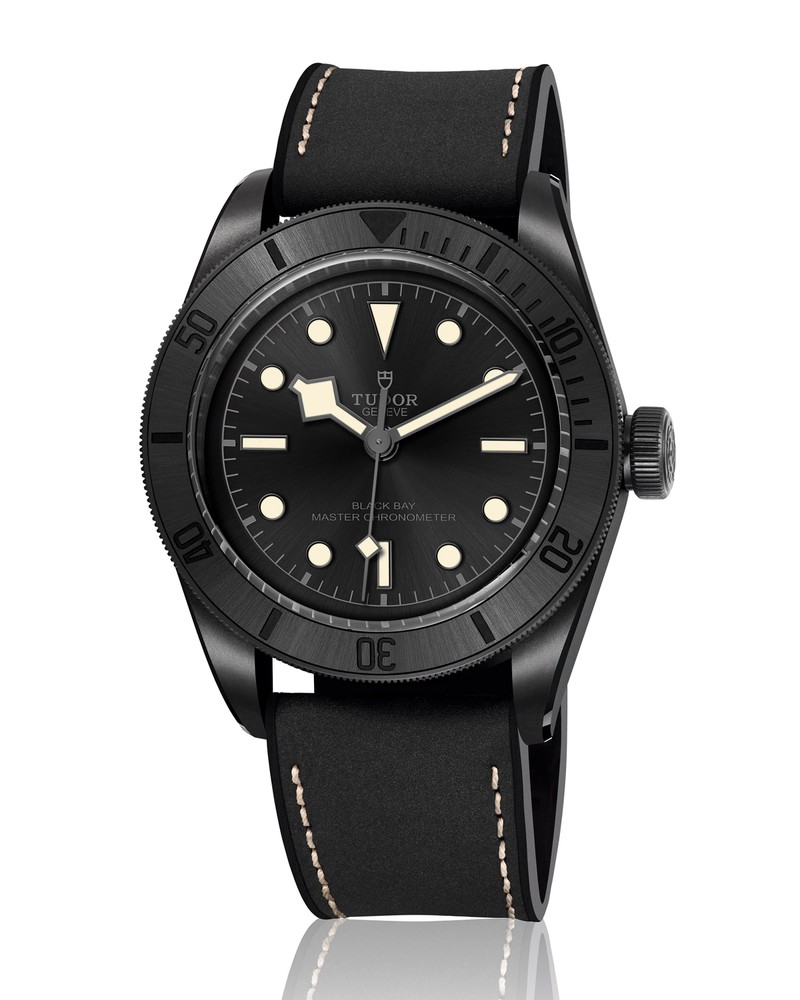「ブラック ベイ セラミック」自動巻き、セラミックケース(41mm)、レザー✕ラバーストラップ(ファブリックストラップが付属)。200m防水。77万7700円/チューダー(日本ロレックス / チューダー)