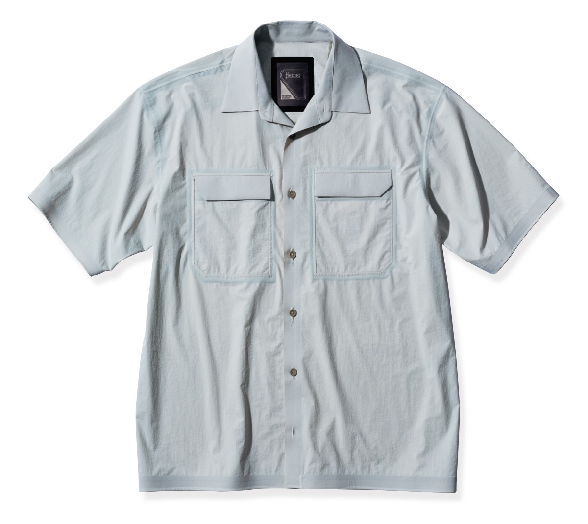 シャツ11万9900円/ヘルノ(ヘルノ・ジャパン)