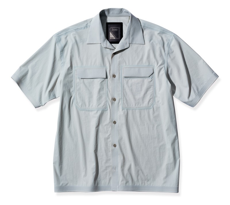 シャツ11万9900円/ヘルノ(ヘルノ・ジャパン)