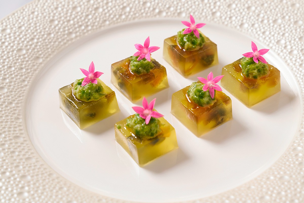 ザ・ペニンシュラ東京 「イーロンコート」のジャン料理長 『from Shanghai to Tokyo』 「杭州青花椒と皮蛋のグリル」