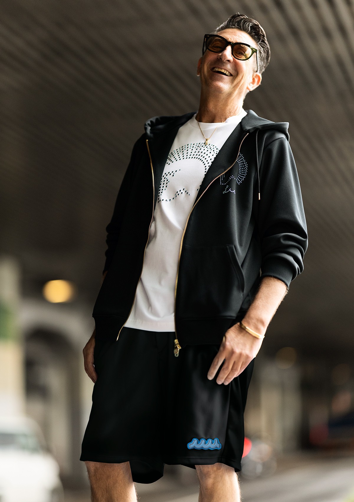 ショーツ3万1900円、パーカ4万2900円、Tシャツ2万3100円／すべてムータ・マリン×センチュリオンボート×LEON、サングラス2万2000円／ポリス、ネックレス110万円、バングル390万5000円／ともにアオシ（すべて買えるLEON）