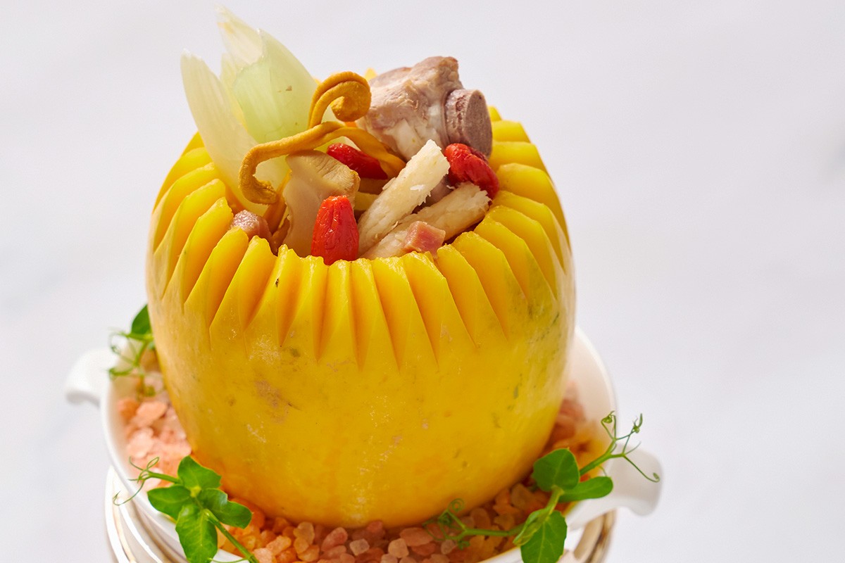 「パパイヤの金華ハム蒸しスープ」 ザ・ペニンシュラ東京の中国料理「ヘイフンテラス」 小室料理長