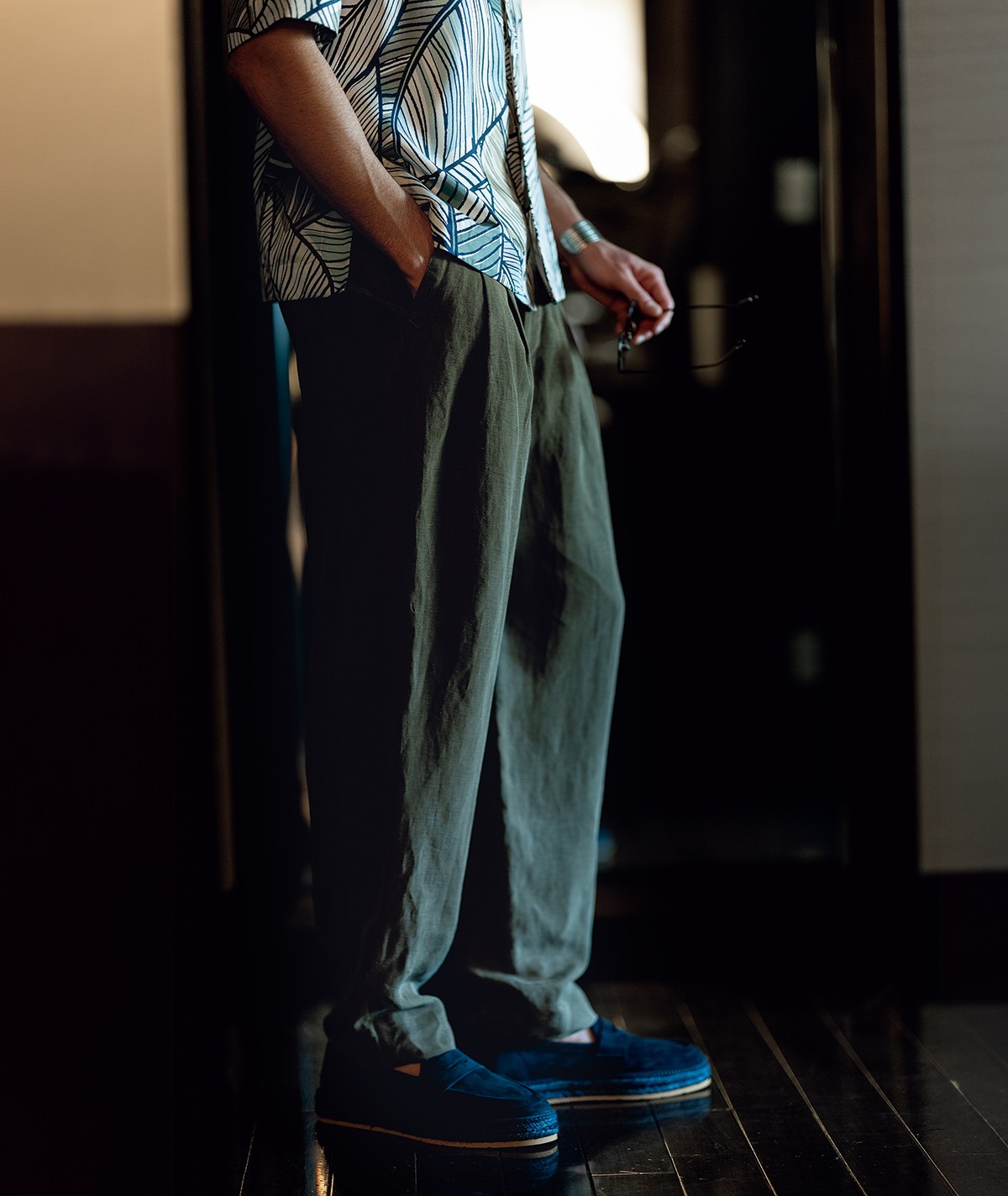 パンツ23万1000円、シャツ22万円、靴18万1500円、バングル35万2000円/すべてジョルジオ アルマーニ(ジョルジオ アルマーニ ジャパン)、サングラス5万9730円/ジョルジオ アルマーニ(ルックスオティカジャパン カスタマーサービス)