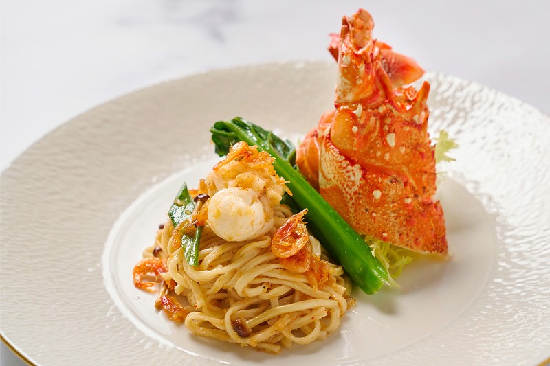  「伊勢海老と桜海老ソース煮込み伊府麺」「ヘイフンテラス」