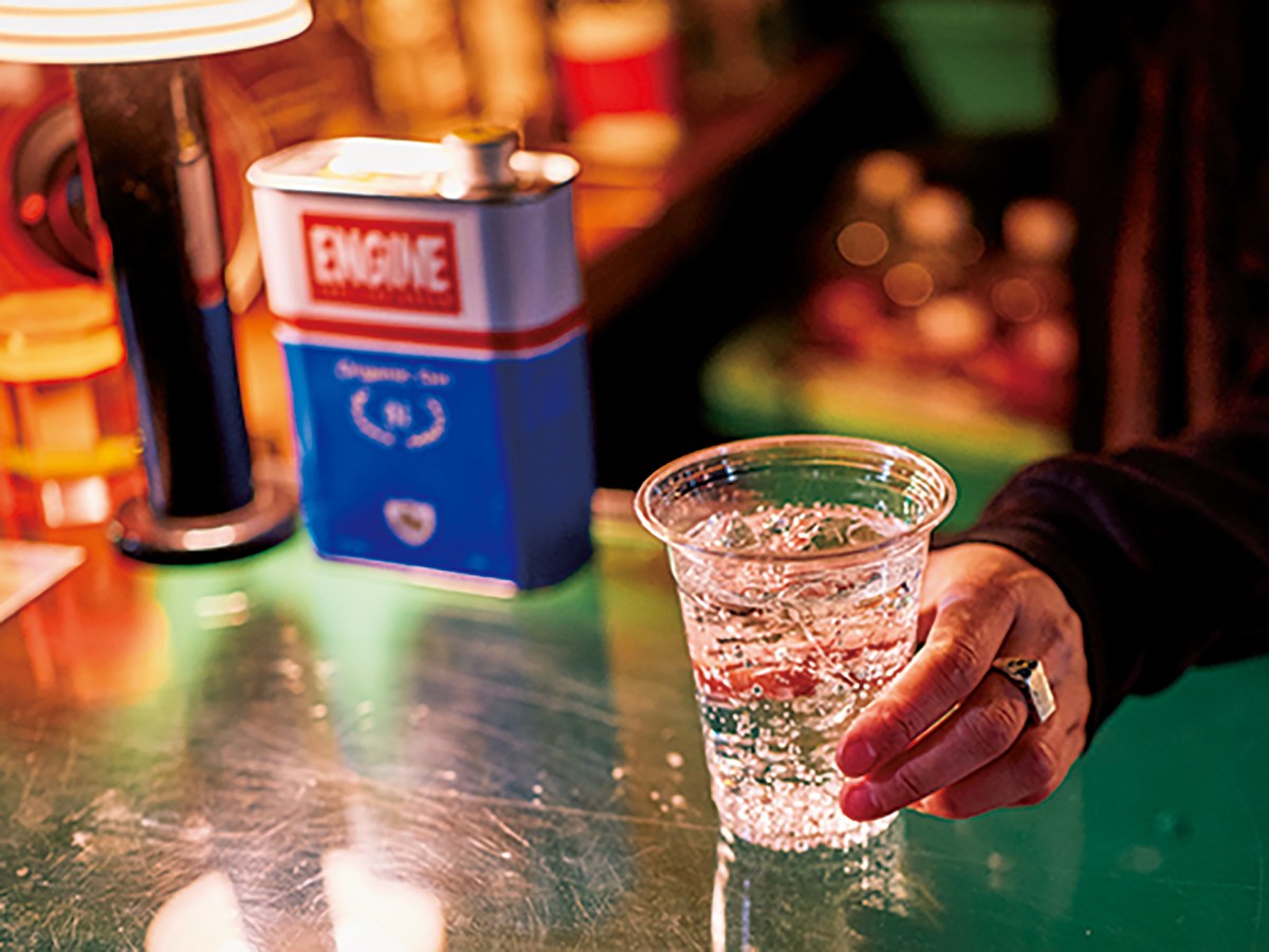LEON6月号「ヒップな夜デートは、屋台なバーでしゅわりとプラカップ酒!?」より、「minibar MIDORI」にて。