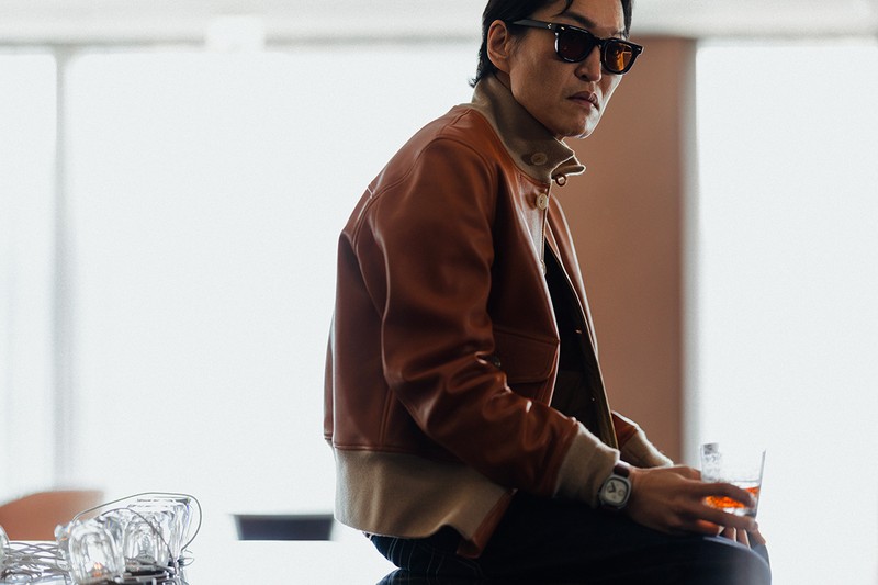 ブルゾン98万6000円、Tシャツ2万8000円、デニム13万円、時計21万3000円(すべて6/23現在。為替レートにより変動)/すべてシャパル(チャップ)、サングラス14万3000円/ジャック・マリー・マージュ(オブジェ・イースト)