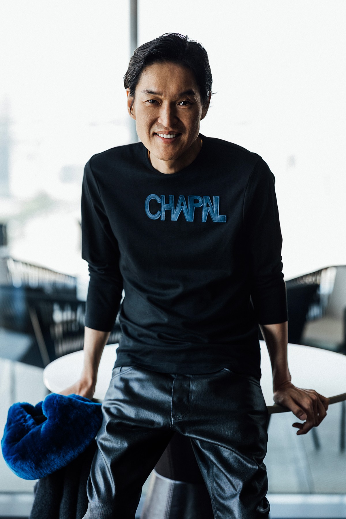 ブルゾン20万2000円、Tシャツ2万8000円、デニム13万円（すべて6/23現在。為替レートにより変動）／すべてシャパル（チャップ）、ネックレス時価／ビジュピコ（ビジュピコ 徳島店）