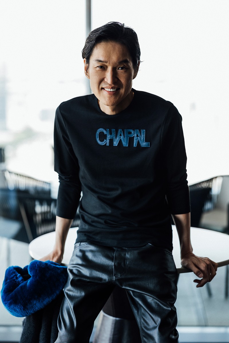 ブルゾン20万2000円、Tシャツ2万8000円、デニム13万円(すべて6/23現在。為替レートにより変動)/すべてシャパル(チャップ)、ネックレス時価/ビジュピコ(ビジュピコ 徳島店)