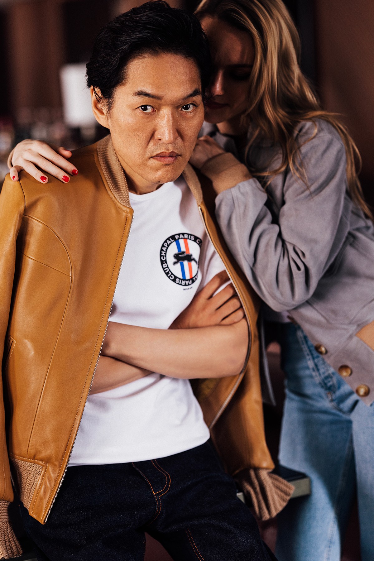 千原ジュニア●ブルゾン92万5000円、Tシャツ2万8000円、デニム13万円(すべて6/23現在。為替レートにより変動)/すべてシャパル(チャップ) 女性●ブルゾン92万9000円、Tシャツ2万8000円(ともに6/23現在。為替レートにより変動)/ともにシャパル(チャップ)、そのほかはスタイリスト私物