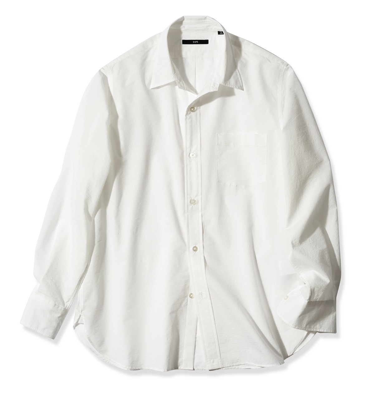 シャツ1万5400円／シップス（シップス 銀座店）