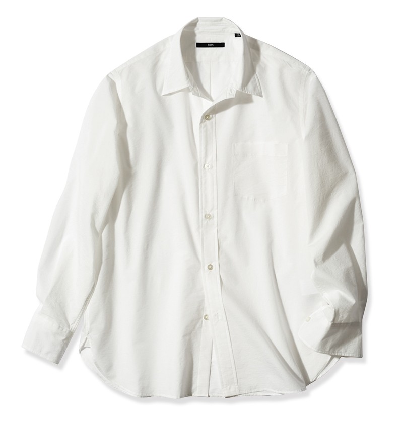 シャツ1万5400円／シップス（シップス 銀座店）