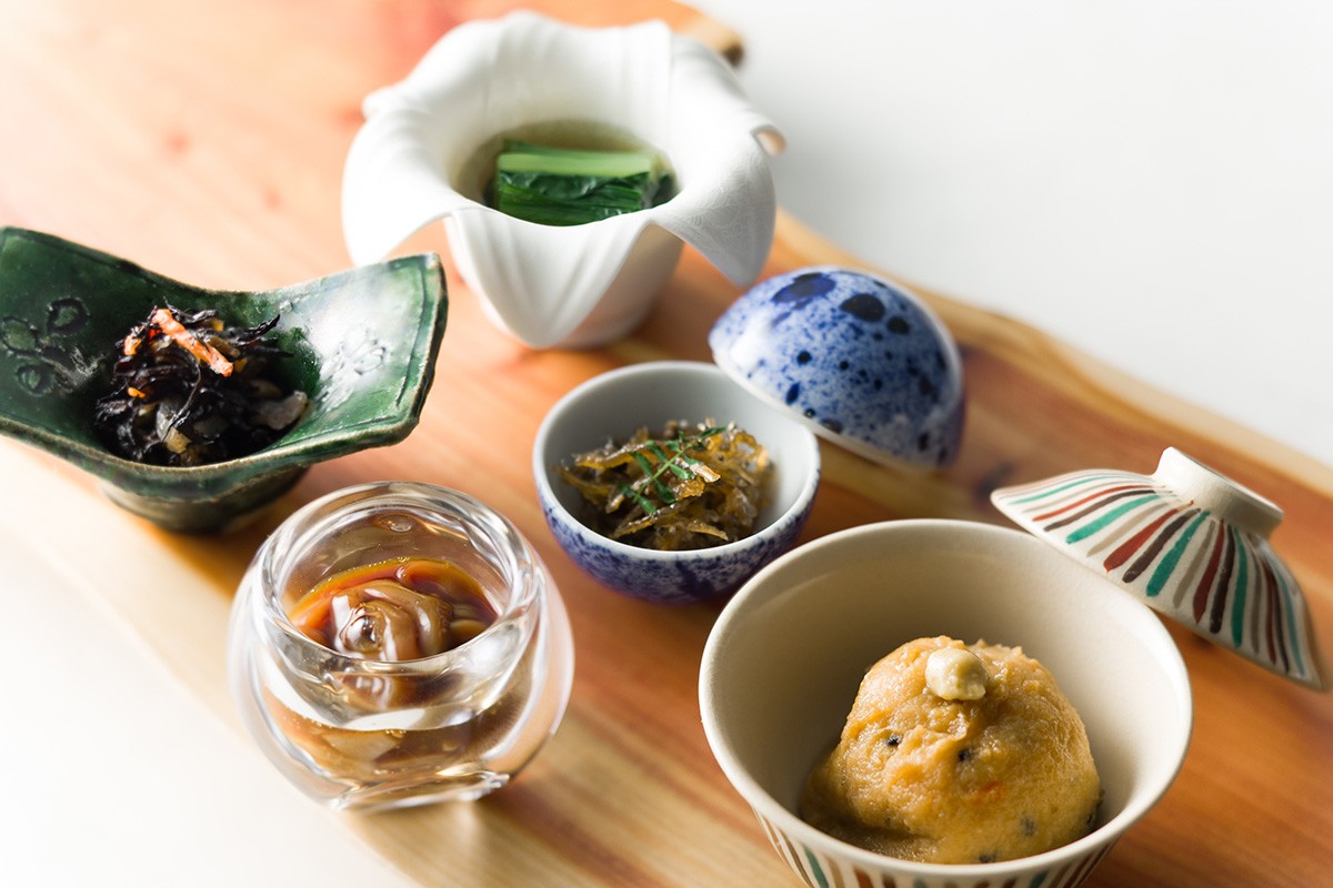 「富士青藍」 朝食の冒頭を飾るのは、どこか懐かさを覚える汁だくがんもや牛肉の甘露煮など、白米のお供がズラリ!