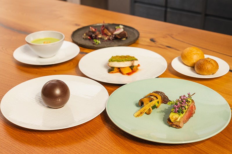オールデイダイニング「Table For Tomorrow」で提供される2周年限定コース。0万0000円。