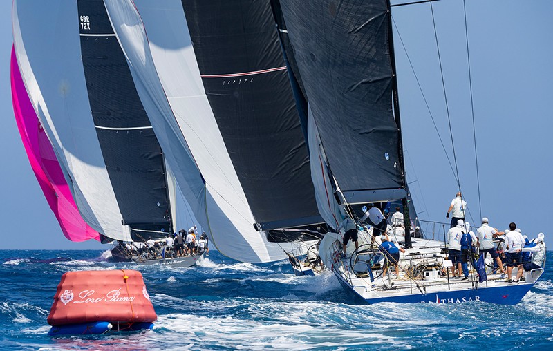 あわや接触か⁉︎ 海上で繰り広げられる激しい接戦は大迫力そのもの。コースの目安となるブイにはロロ・ピアーナのロゴが刻まれている。