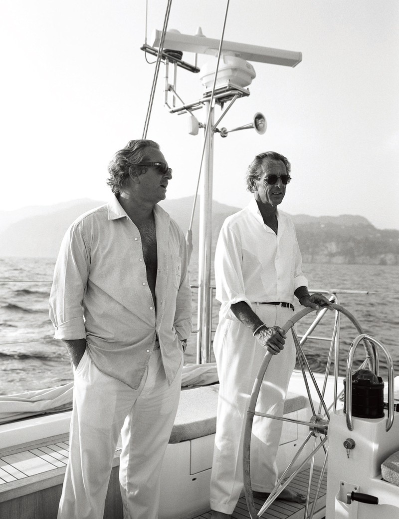 潮風を受け、セーリングを楽しむピエール・ルイジ氏（左）とセルジオ氏。