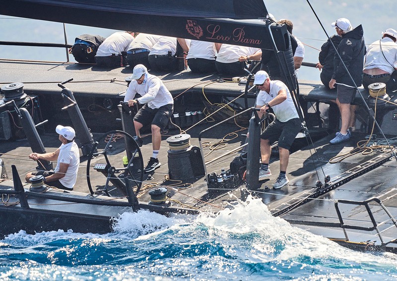 帆に風を受け、優雅に疾走する姿ばかりがレガッタレースの本質ではない。誰にでもフェアな自然との対峙は、時に過酷なのである。