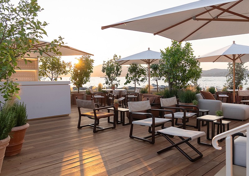 レースの開催期間中、サントロぺの港を臨む位置に開設されたロロ・ピアーナ・ジラリア・ラウンジ。