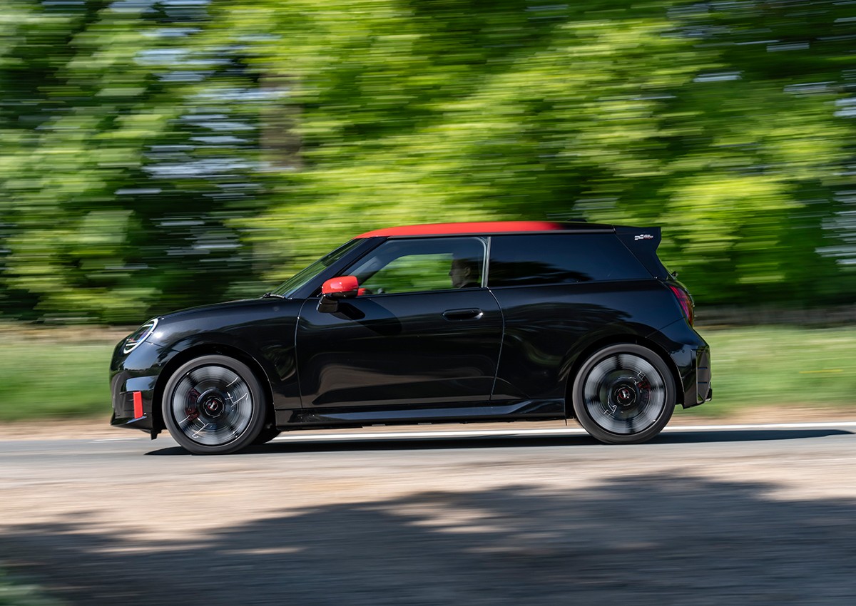 ブラックの車体にレッドの挿し色がいいかんじのミニ・ジョン・クーパー・ワークスE。